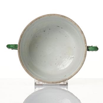 Skål med hänklar, porslin. Qing dynastin, Kangxi (1662-1722).