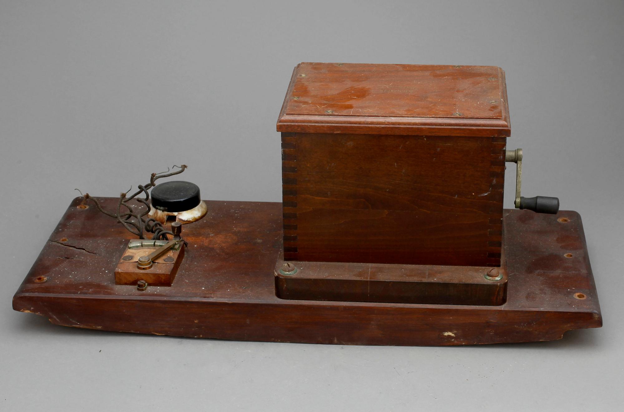 VÄGGTELEFON, med tillbehör, tidigt 1900-tal.