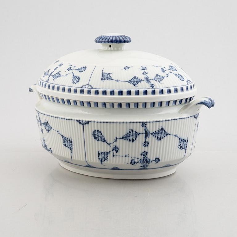 A 'Blue Fluted' / 'Musselmalet rifflet' porcelain tureen with cover, stand, Royal Copenhagen, early model, 19th century.