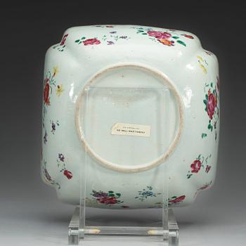 A famille rose bowl, Qing dynasty, Qianlong (1736-95).