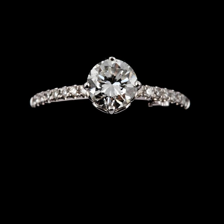 RING, 18k vitguld med briljantslipade diamanter,1.15 ct. Vikt 2.8 g.