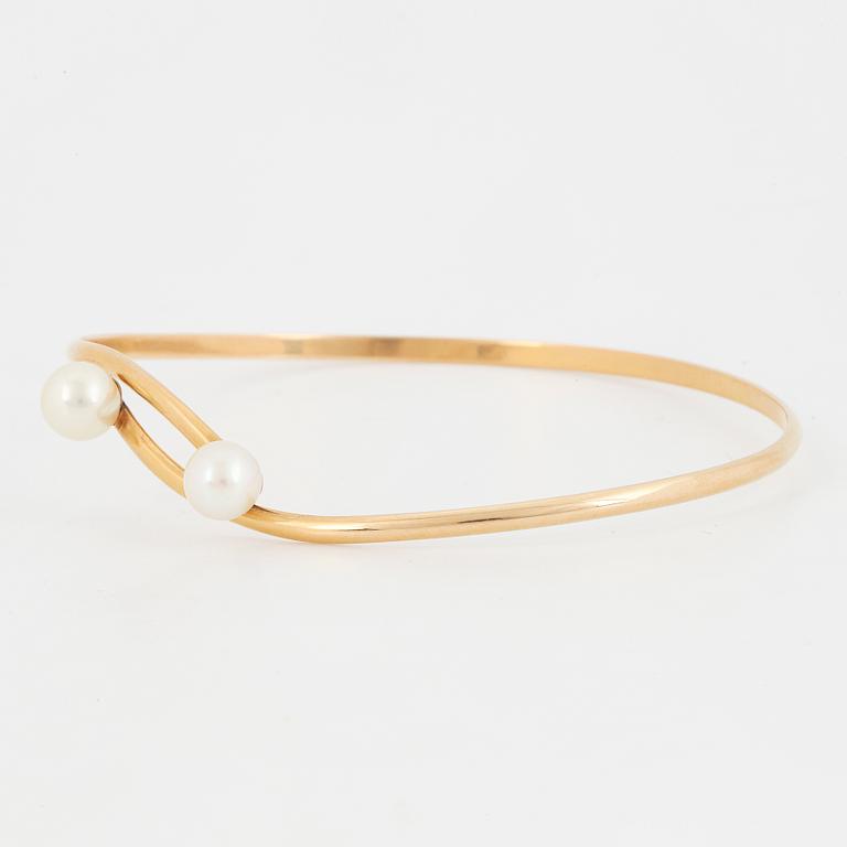 18K gold and cultured pearl bangle.