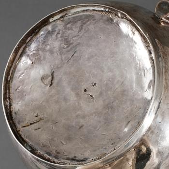 KANNA, silver, otydliga stämplar, möjligen Nederländerna, 1800-talets första hälft. Total vikt 265 g.