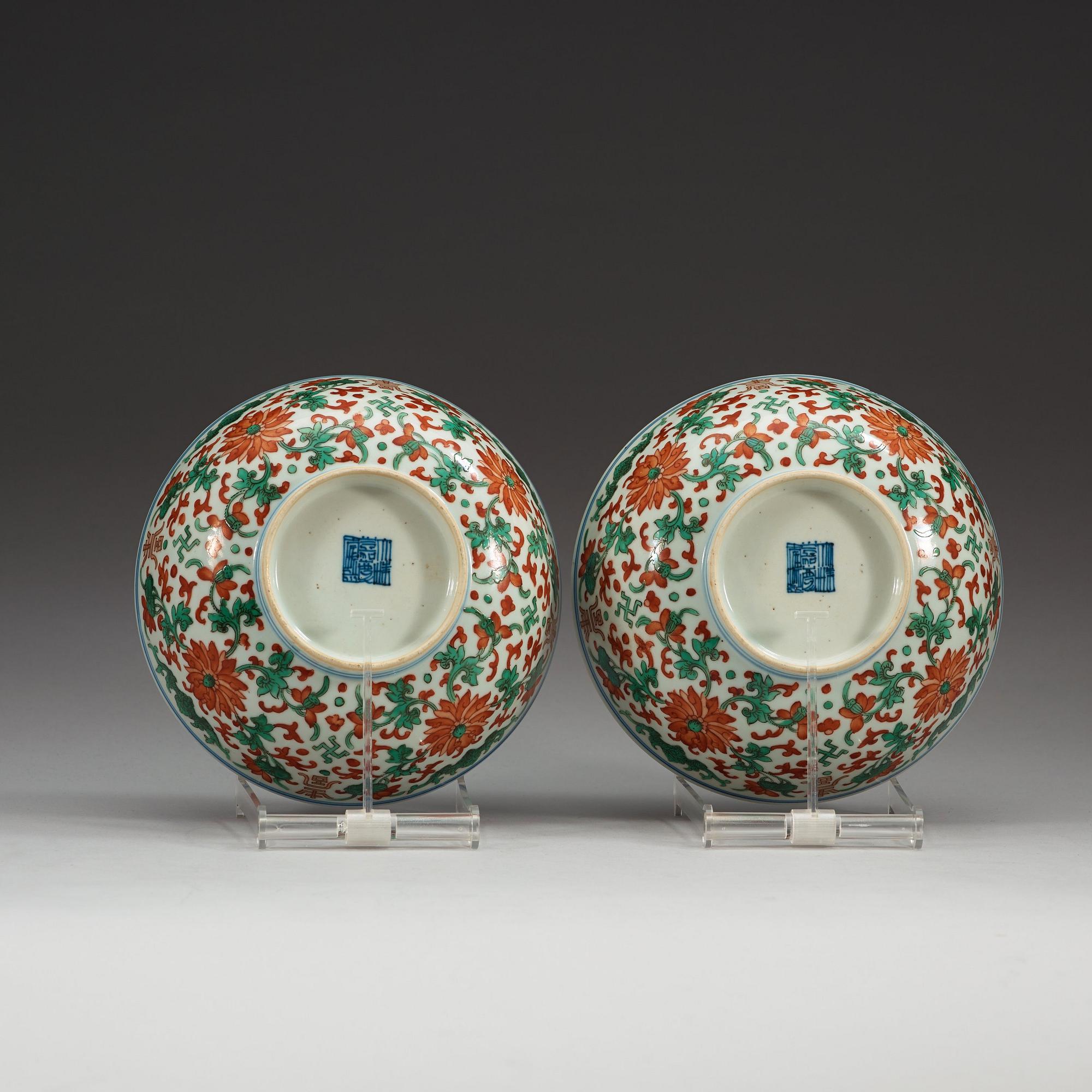 SKÅLAR, ett par, porslin. Qingdynastin, 1800-tal med Jiaqings sigillmärke.