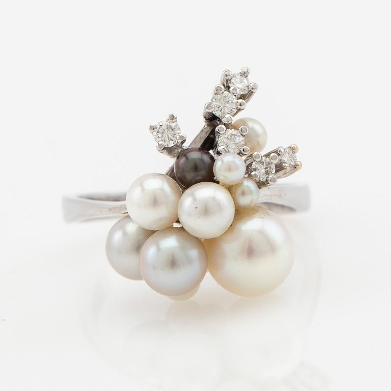 Ring, 18K white gold with pearls and brilliant-cut diamonds.