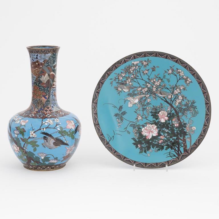 Vas samt fat, cloisonné. Japan, tidigt 1900-tal.