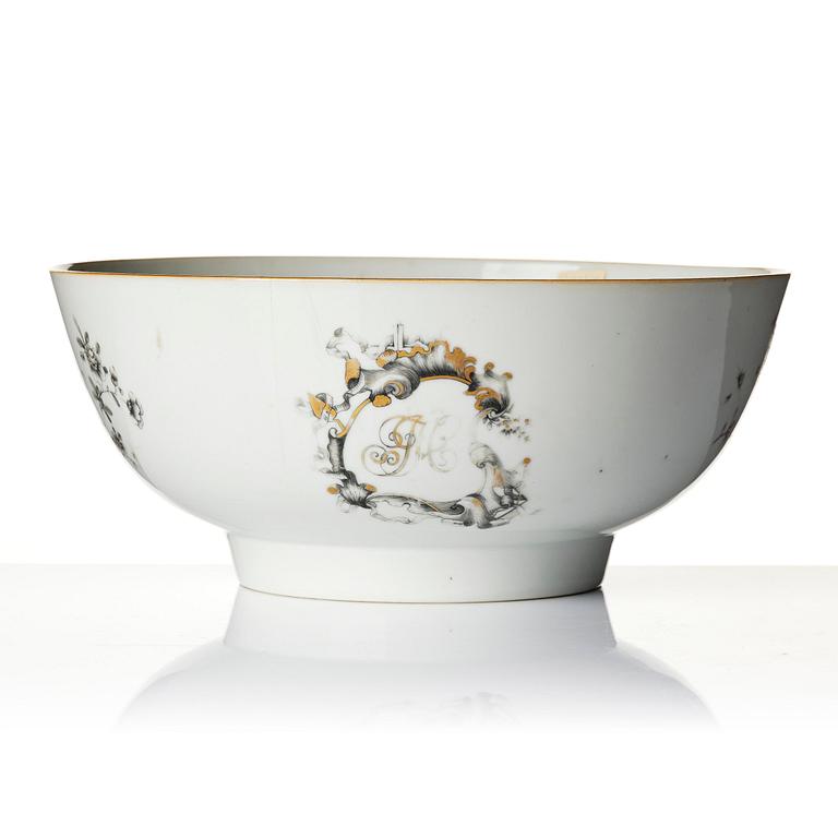 A grisaille decorated punch bowl, Qing dynasty, 18th century.