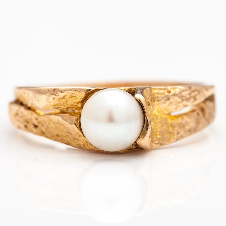 BJÖRN WECKSTRÖM, A 14K gold ring "Lapp spring" with a cultured pearl. Lapponia.