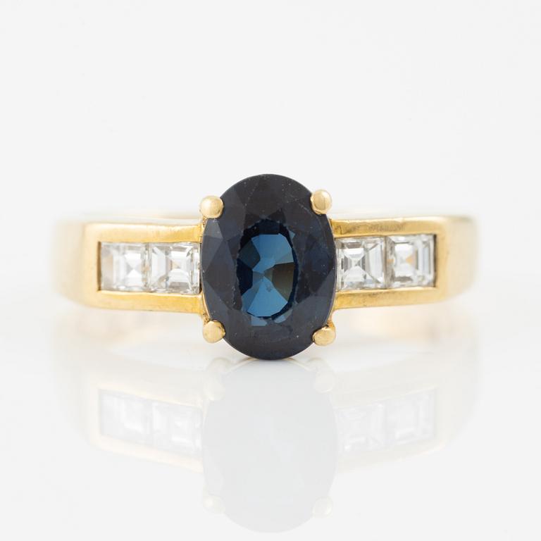 Ring, 18K gold with blue sapphire and carré-cut diamonds.