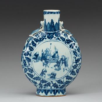 A blue and white moon flask, Qing dynasty, 19th Century.