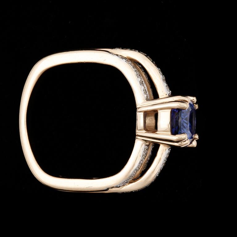 RING, 14k guld med tanzanit ca9,4x7,5mm och briljantslipade diamanter tot ca0,46ct. 2000-tal. Vikt 7,9g.