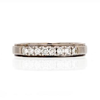 An 18K white gold ring with brilliant cut diamonds.