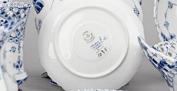 KAFFESERVIS, porslin, 33 delar, musselmalet, Royal Copenhagen, Danmark.