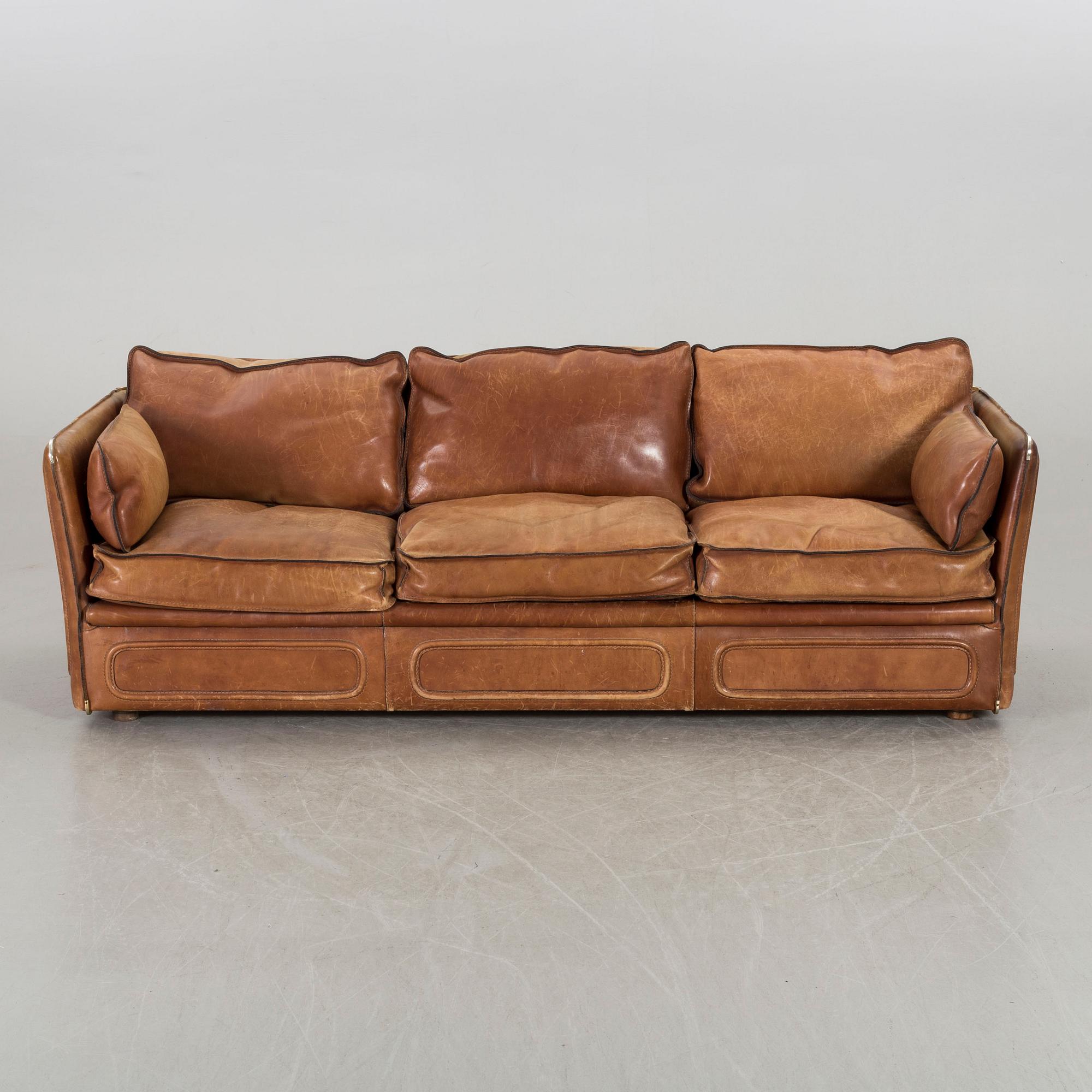 A ROCHE BOBOIS LEATHER SOFA, 1960/70's.