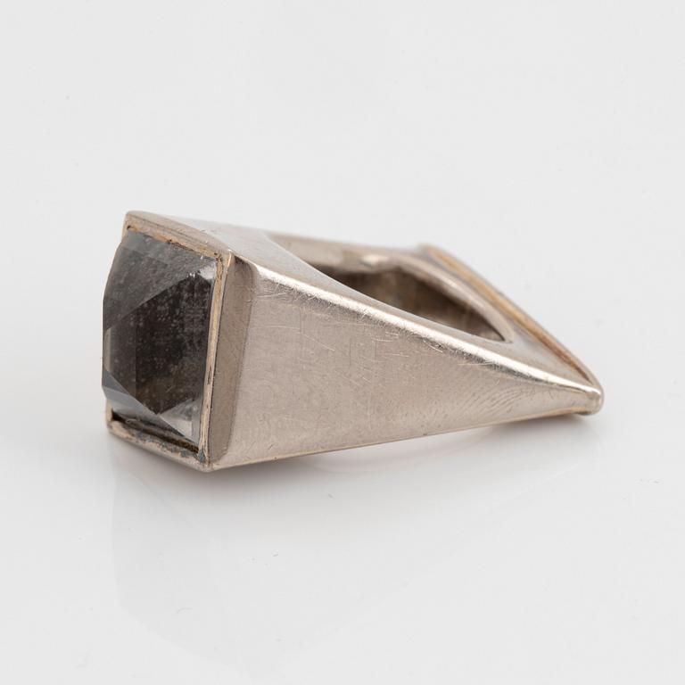 Vivianna Torun Bülow-Hübe, ring, 18 k vitguld med bergkristall, egen verkstad 1964.