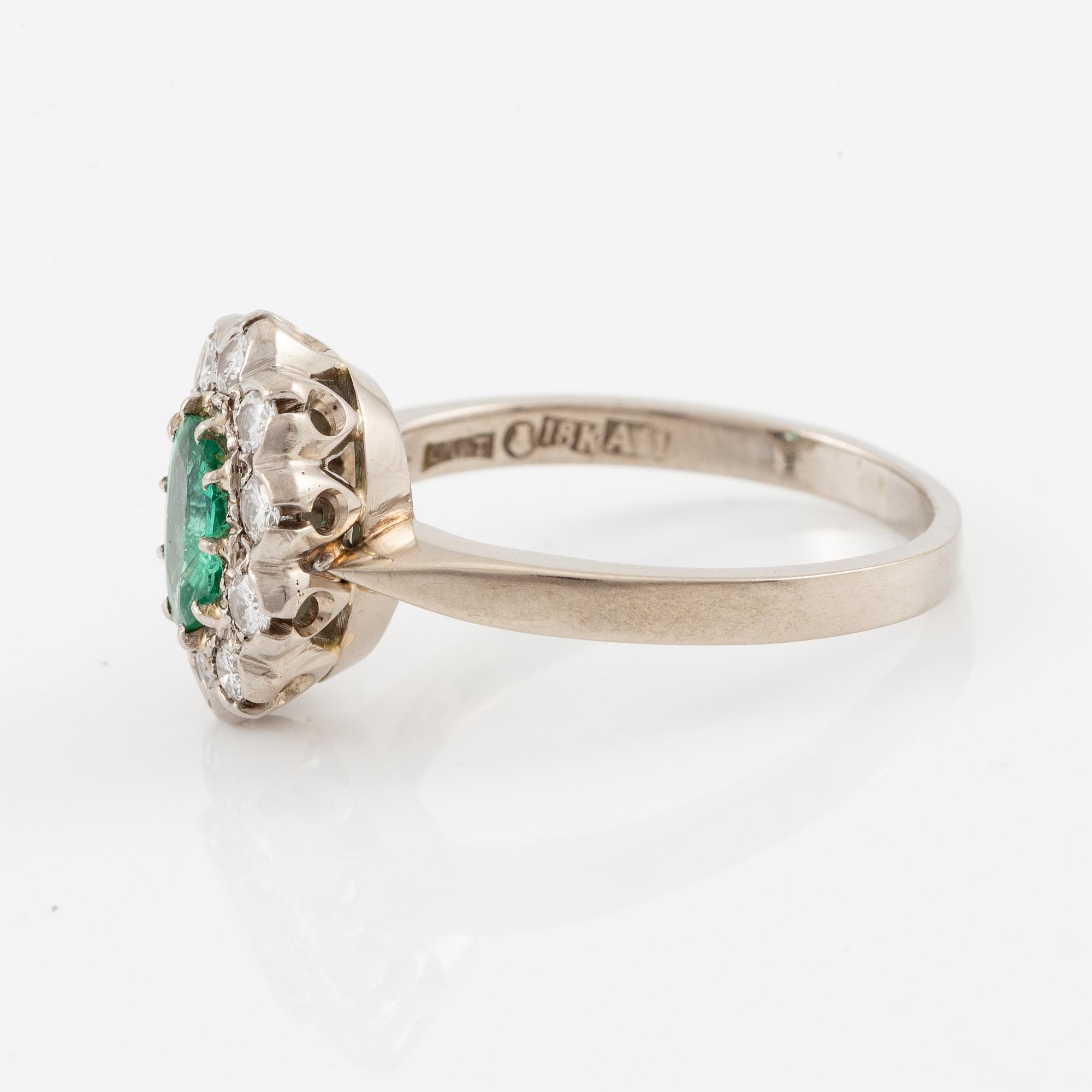 Ring, carved, 18K white gold with emerald and brilliant-cut diamonds.