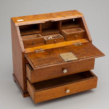 SNEDKLAFFSEKRETÄR i MINIATYR, Karl-Johan, 1800-tal.