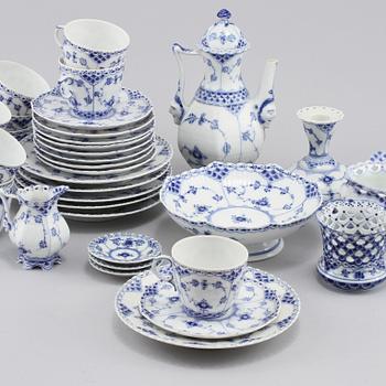 SERVISDELAR, 24 st, porslin, "Musselmalet", Royal Copenhagen, 1900-talets andra hälft.