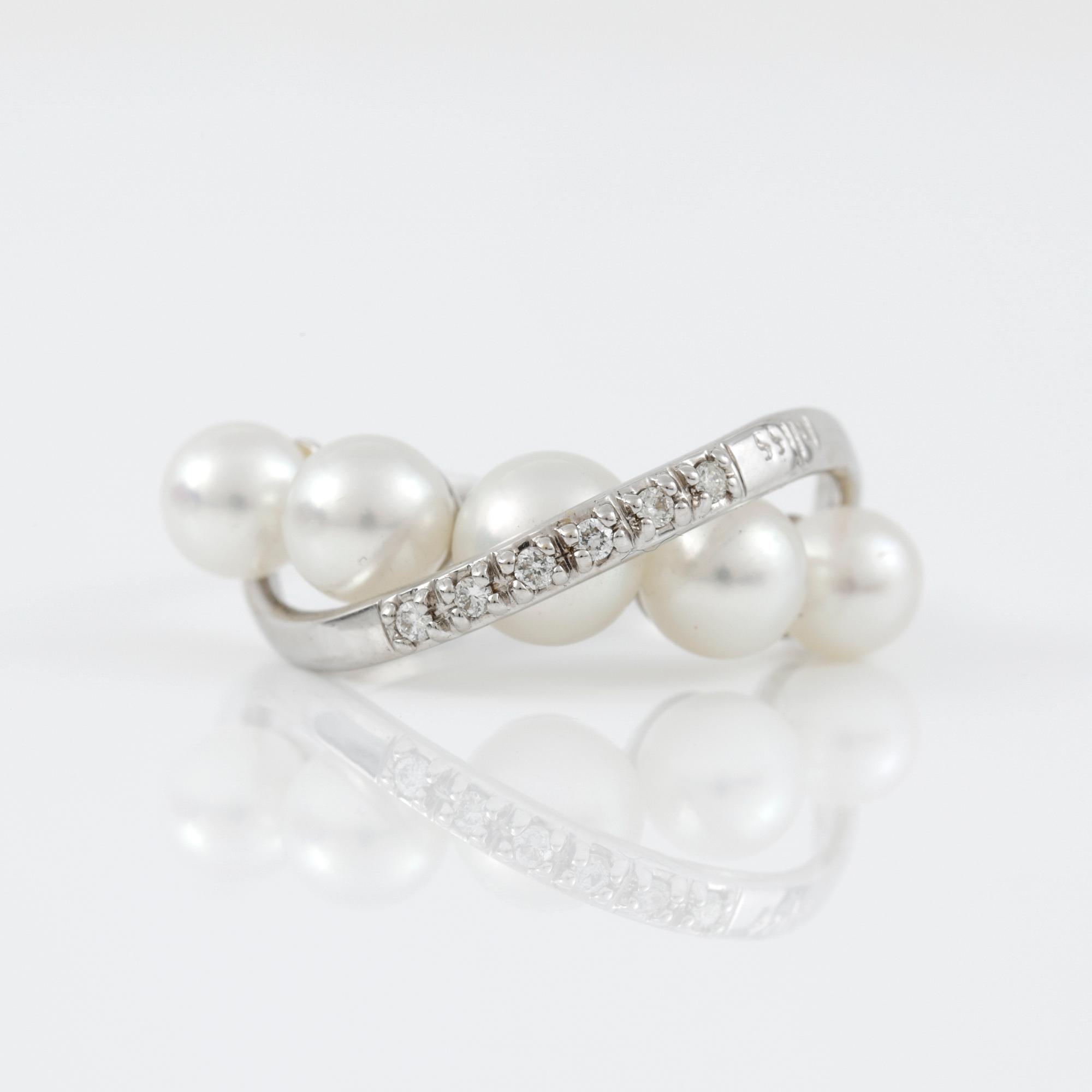RING, Bliss, Italien, 18K vitguld med 5 pärlor och diamanter ca 0.06ct.