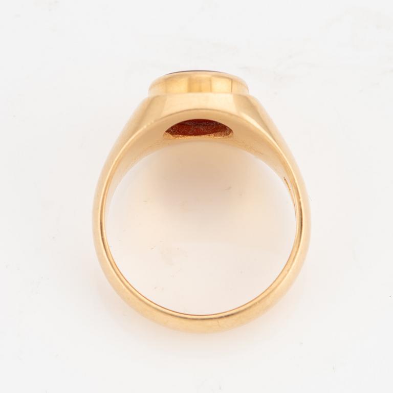 Vapenring, 18k guld och skuren karneol, för grevliga ätten von Rosen (nr. 85).