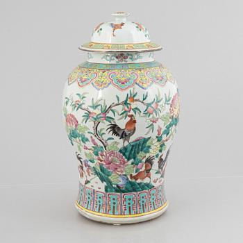 A famille rose 'rooster' jar with cover, Qing dynasty, circa 1900.