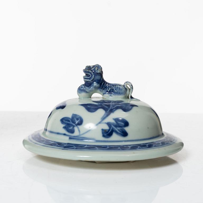 A Chinese porcelain urn with cover, late Qing dynasty, circa 1900.