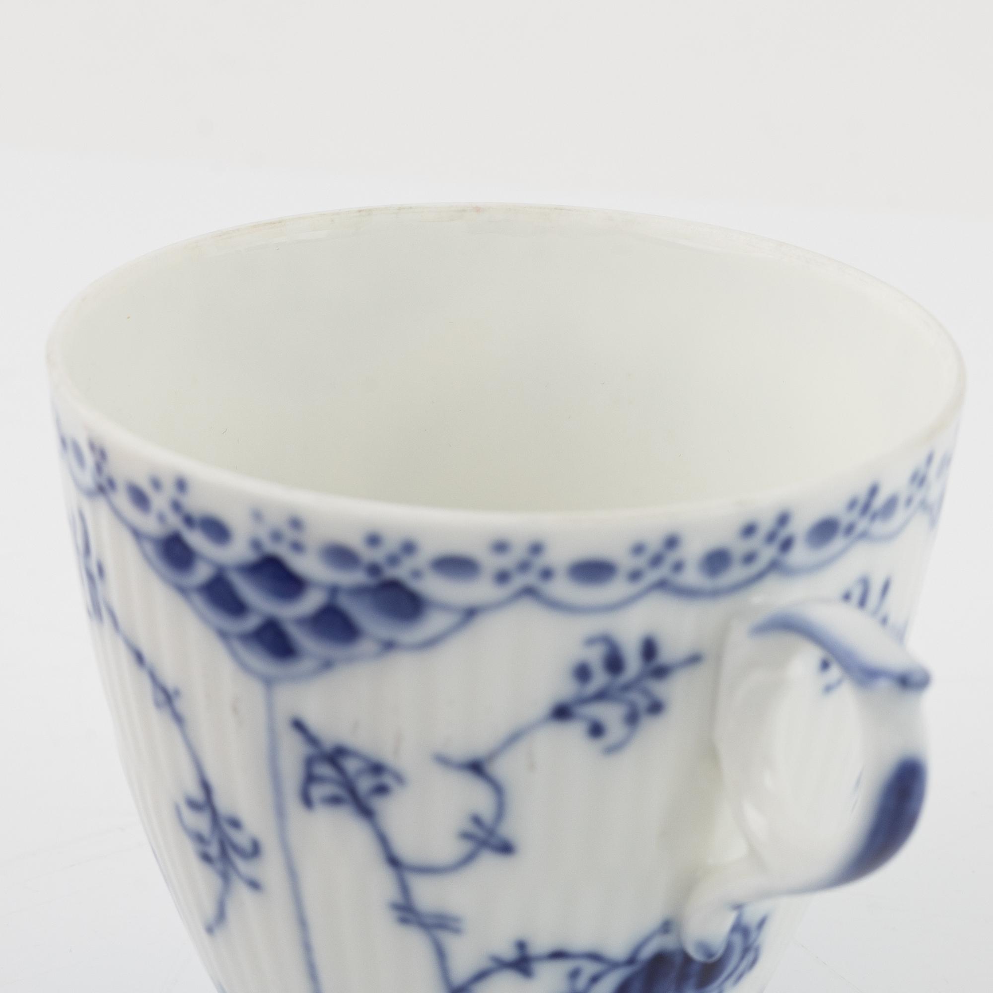 Royal Copenhagen. A 89 pieces porcelain Musselmalet service, Denmark, second half of the 20th century.