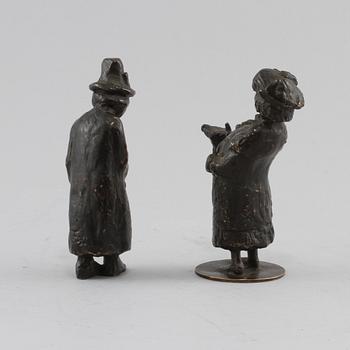 SKULPTURER, 2 st, patinerad brons, en med gjutarstämpel H Bergman Fud, 1900-tal.