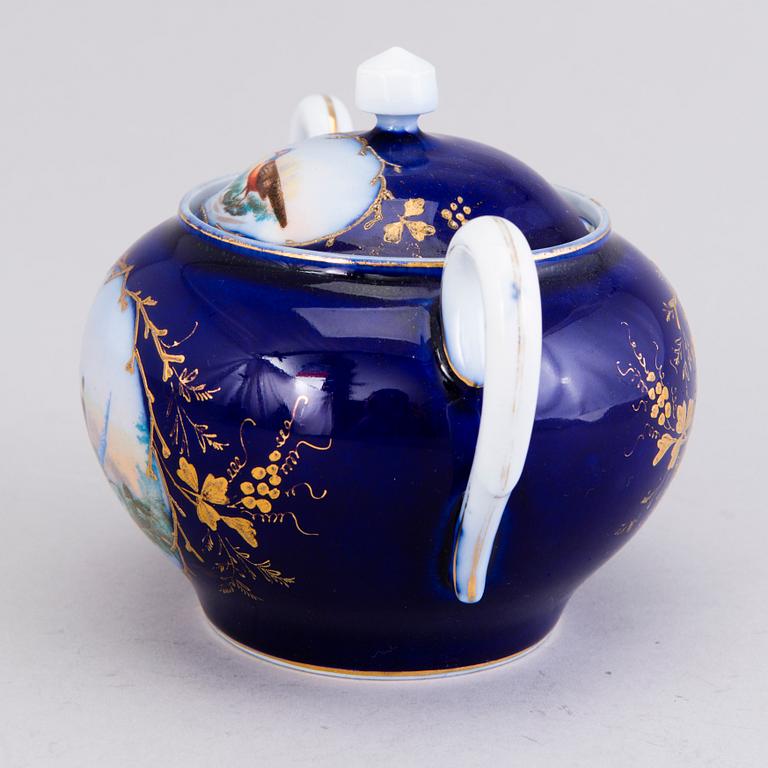 A 10-piece Kuznetsov porcelain tea set, Russia 1892-1917.