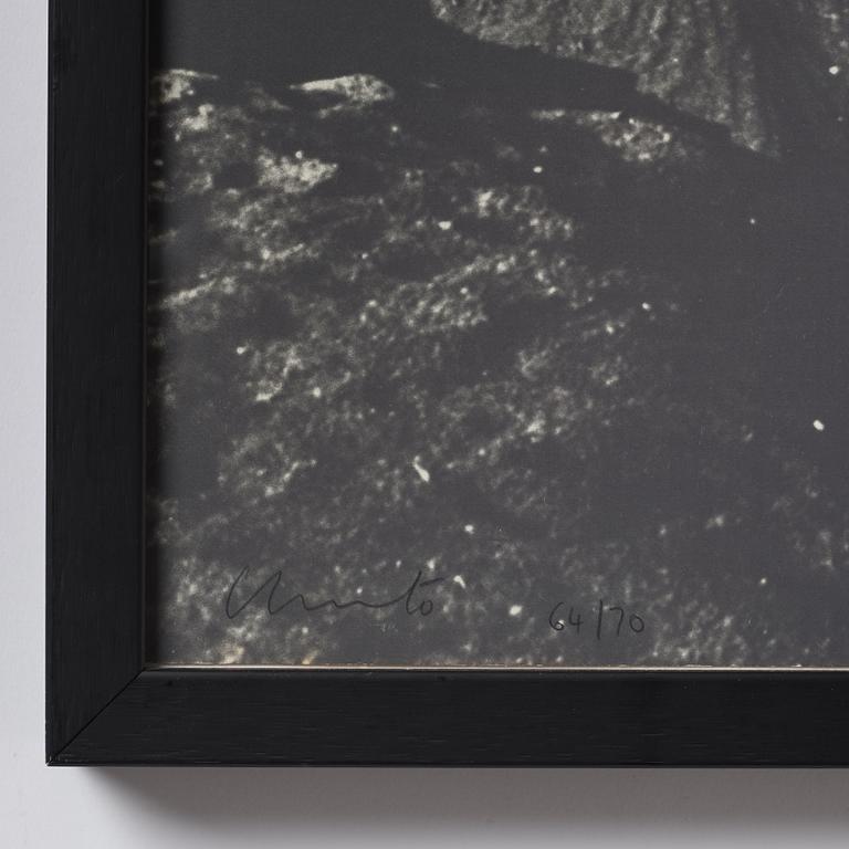 Christo & Jeanne-Claude,  "Ten million oil drums wall, project for the Suez canal".