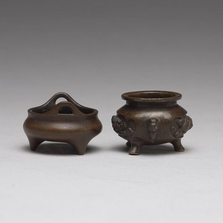 A pair of miniatyre censers, Qing dynasty, 19th Century.