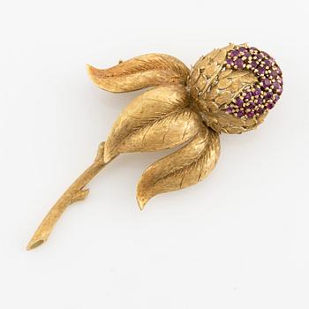 Brooch, Bucherer, 18K gold in the shape of a thistle with rubies.