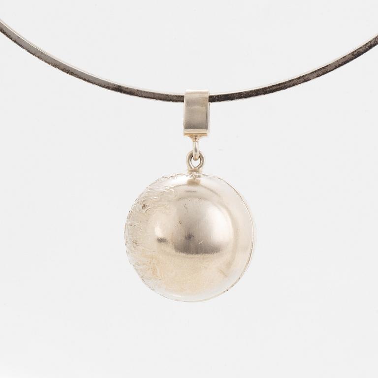 A silver necklace by Jan Brunk.