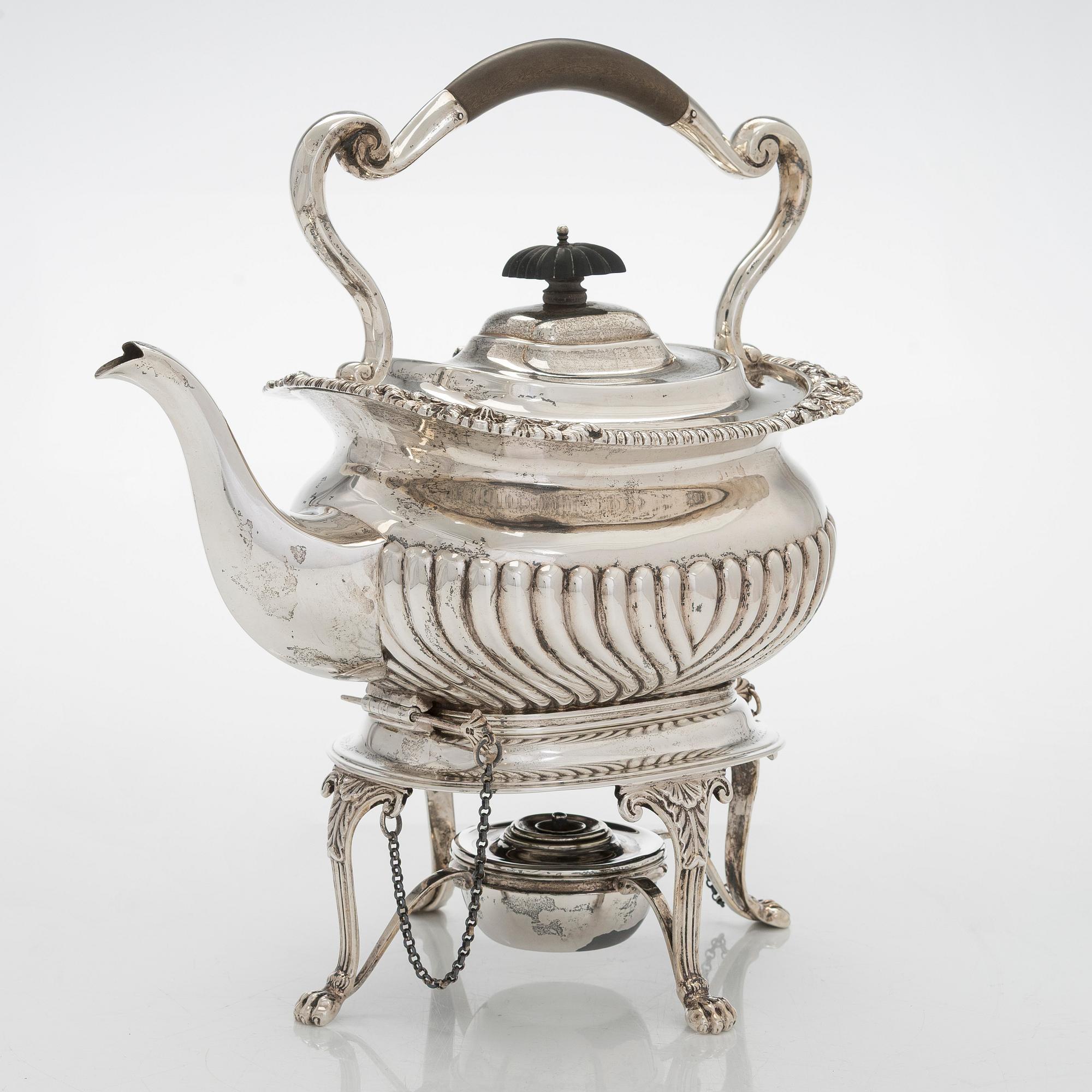 Teekannu lämmittimellä, sterlinghopeaa, Edward Barnard & Sons Ltd, Lontoo 1913.