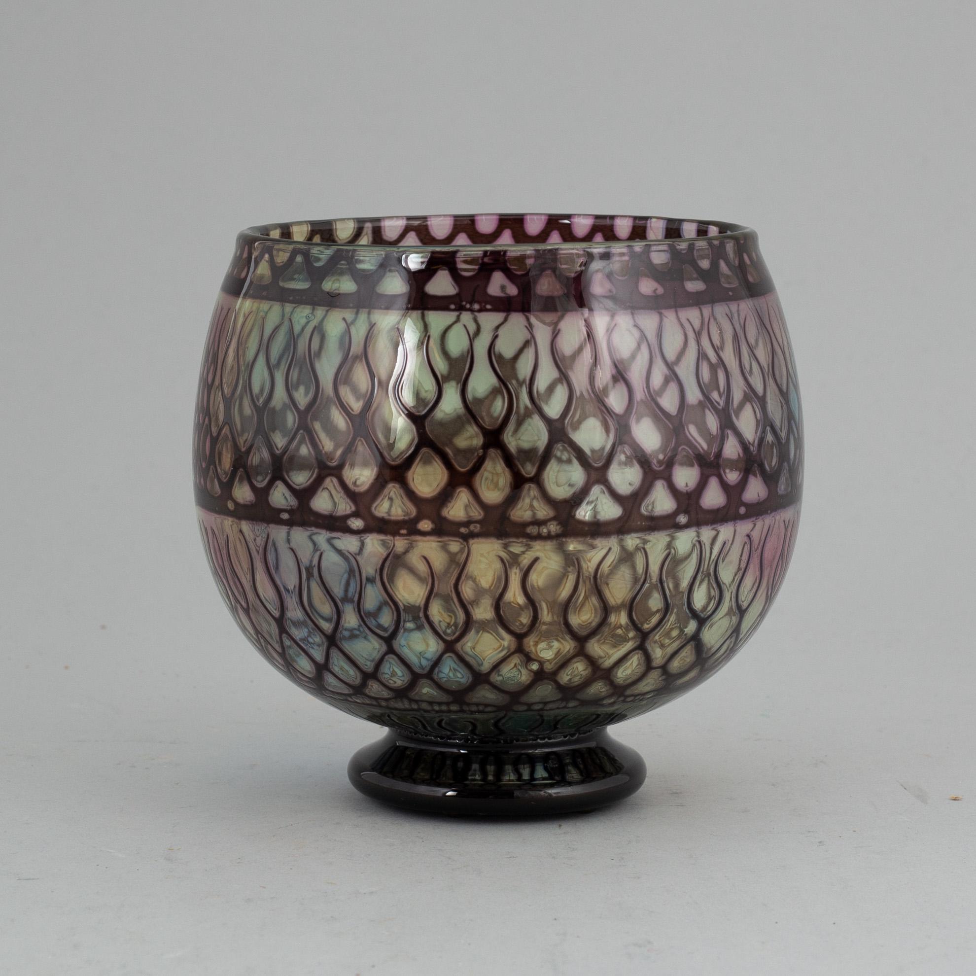 EVA ENGLUND, an Orrefors Gallery glass bowl, 1988.