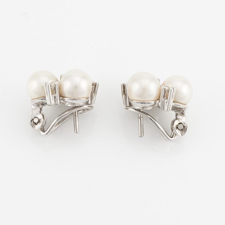 Ett par örhängen 18K vitguld med odlade pärlor och runda briljantslipade diamanter.