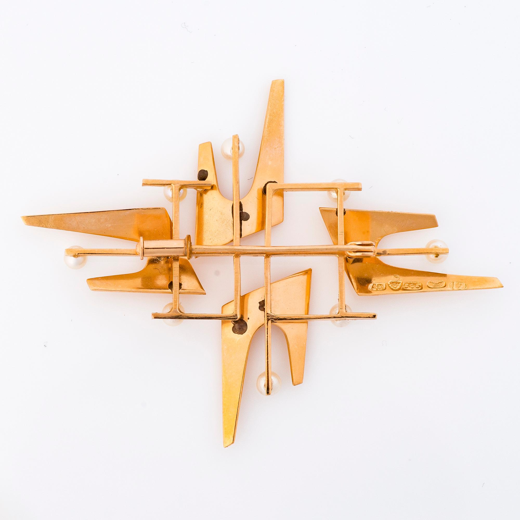A 14K gold brooch with pearls by Astikainen, Reijo, Helsinki 1962.