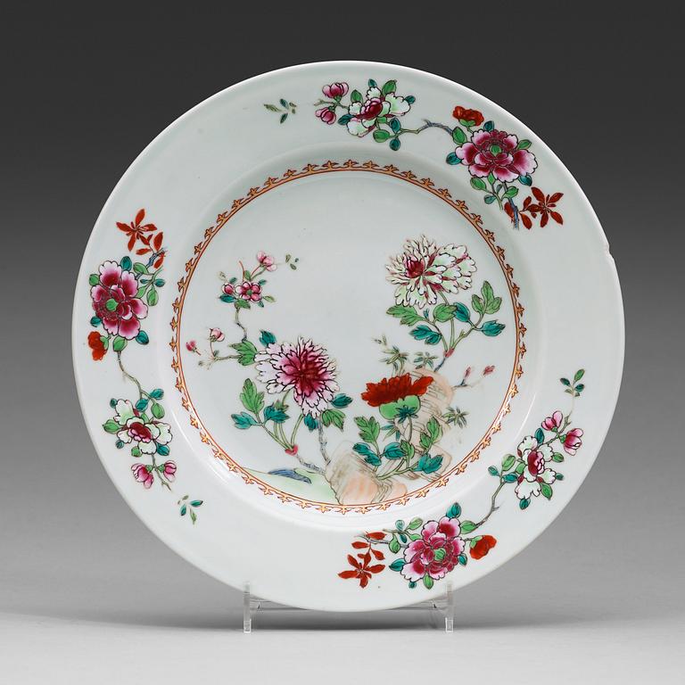 A set of 18 famille rose dinner plates, Qing dynasty, Qianlong (1736-95).