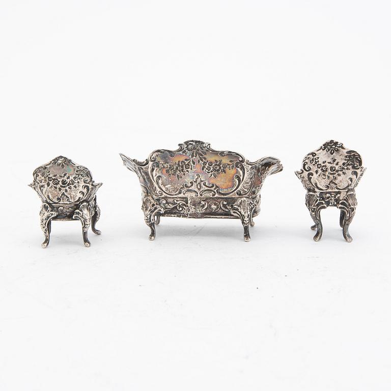 An early 20th century set of eight miniature furnitures in silver, weight 158 grams.