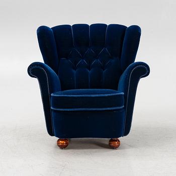 A 1940s lounge chair.