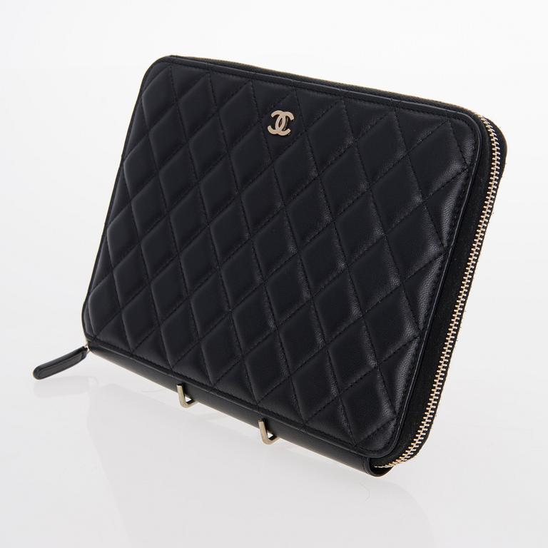 CHANEL, Travel Case / clutch bag with zipper.