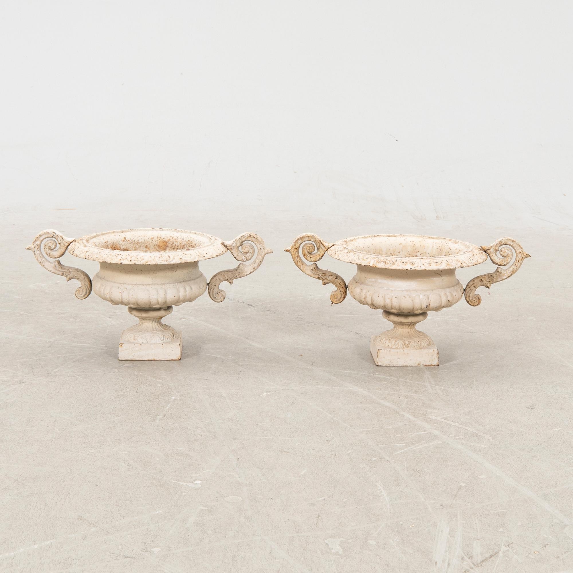 Garden urns, a pair of cast iron from the first half of the 20th century.