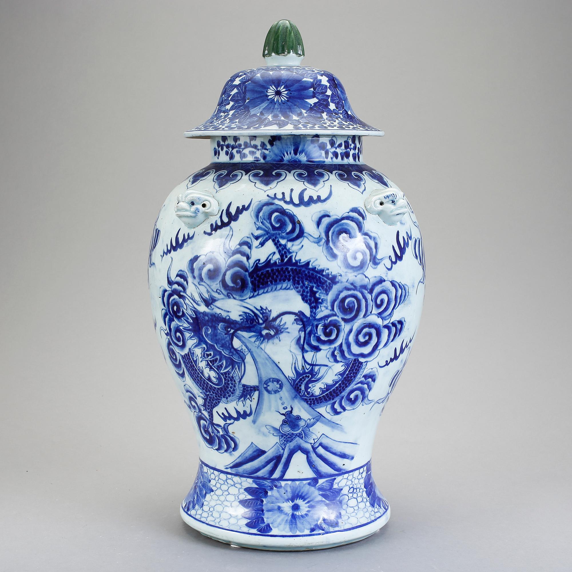 URNA med LOCK, porslin, Kina, 1900-tal.