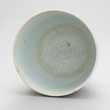 A Chinese famille verte bowl, 17th century.