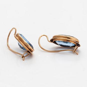 Korvakorupari ja riipus, 14K ja 18K kultaa ja synteettiset spinellit.