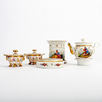 Tekanna med värmeställ samt  miniatyrterriner ett par 1800-talets mitt porslin.
