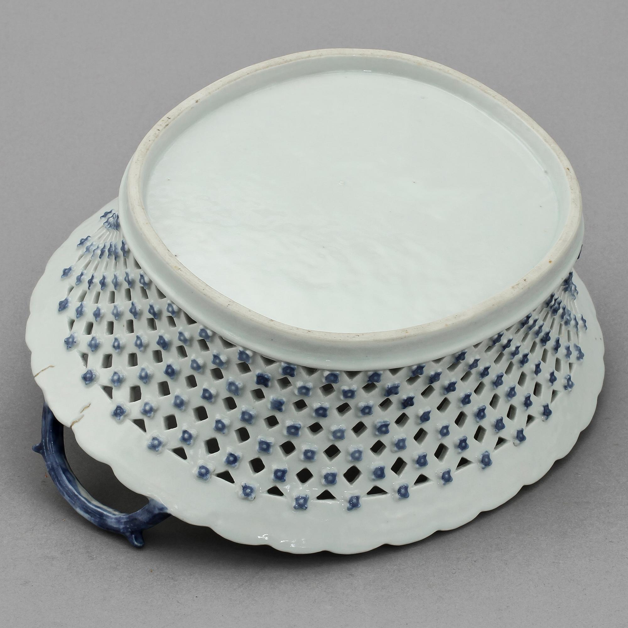 GALLERSKÅL med UNDERFAT, porslin, Kina, 1700/1800-tal.