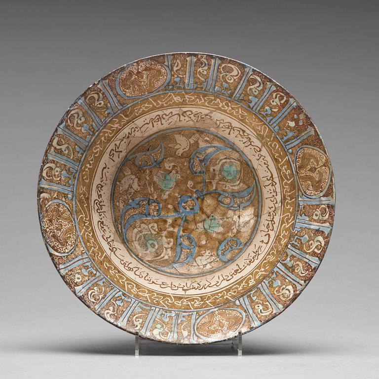 SKÅL, lergods med lysterdekor och blått, höjd ca 10 cm, diameter ca 23,5 cm, Keshan-stil, Persien/Iran 1200-tal.
