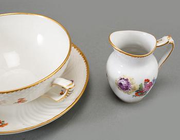BULJONGKOPPAR, 12 st, VAS samt GRÄDDKANNA, porslin, "Sachsisk blomst", Royal Copenhagen, 1900-tal.