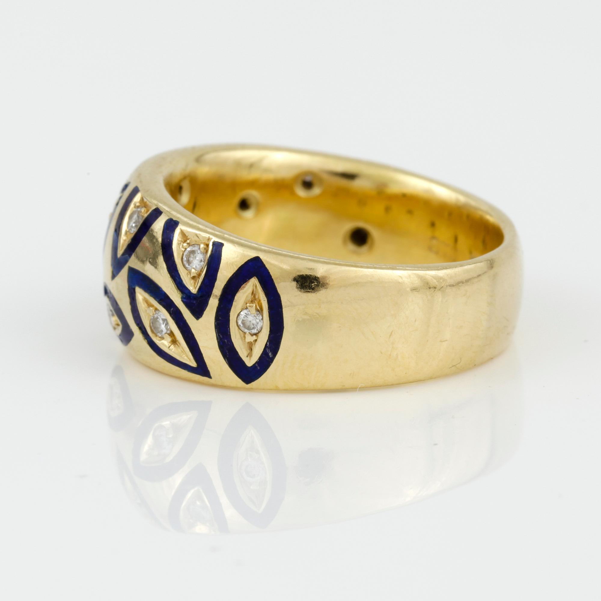 RING, 18K guld, emalj och diamanter. Vikt ca 16g.